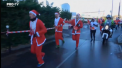 Intr-o suburbuie a Parisului, doua mii de oameni si-au inceput ziua cu un maraton si s-au costumat in Mos Craciun. Alaturi de adulti au alergat si copii - VIDEO