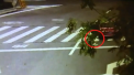 O fetita de doi ani din China a fost la un pas de tragedie. Copila a cazut din masina in mijlocul drumului, dupa ce o usa s-a deschis - VIDEO
