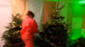 O camera a furiei, special amenajata pentru persoanele anti-craciun. Zeci de oameni au distrus ornamentele de sarbatoare