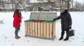 O eleva din Floresti se zbate mai ceva ca un primar. A castigat un proiect si se ocupa de gunoiul din sat: a construit si instalat cateva tomberoane din... lemn - VIDEO