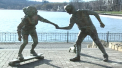 Se vor plimba mereu pe o alee din parcul Valea Morilor. Doi indragostiti - ea pe un skateboard, iar el tinand-o de mana, intr-o sculptura din bronz - GALERIE FOTO