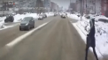 Imagini de groaza intr-un oras din Rusia. O tanara care trecea strada la culoarea rosie a semaforului a fost lovita in plin de doua microbuze. Cum s-a intamplat totul - VIDEO