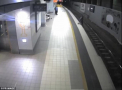 Momentul cand un barbat beat cade pe sinele de metrou. Cum au reactionat martorii - VIDEO
