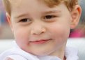 Motivul pentru care Printul George nu o tine niciodata de mana pe mama lui in fotografiile oficiale