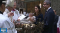 32 de bebelusi au fost botezati in acelasi timp la Vatican de catre Papa Francisc - VIDEO