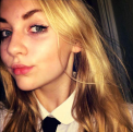 Adolescenta sanctionata de conducerea scolii, dupa ce si-a donat parul copiilor cu cancer. Mesajul postat de ea pe facebook - FOTO