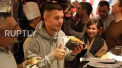 Lukas Podolski si-a deschis un restaurant de kebab in Koln. La inaugurare, fotbalistul a gatit pentru vizitatori, iar acestia au stat la coada si pana la 5 ore pentru a cumpara un kebab - VIDEO