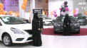 Femeile din Arabia Saudita, care din iunie vor avea voie sa conduca masini, au mers la primul salon auto, deschis intr-un mall din orasul Jeddah, pentru ele: au urcat in masini si si-au facut poze - VIDEO