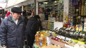 Moldovenii, dintr-o sarbatoare in alta. Dupa ce au sarbatorit Craciunul pe stil Vechi, maine vor marca si trecerea dintre ani pe stil vechi. Pentru a pune bucate alese pe mese, oamenii au dat buzna in piete - VIDEO