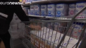 Peste 12 milioane de cutii cu lapte praf pentru bebelusi, care ar fi infectate cu salmonela, retrase din magazinele din 83 de tari. In Franta, 35 de copii s-au imbolnavit deja cu aceasta bacterie - VIDEO