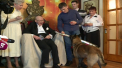 Prima floare pe care a primit-o maestrul Gheorghe Urschi, astazi, in ziua in care implineste 70 de ani, a fost de la... Lacky, cainele politiei de frontiera. Cine a venit sa-i spuna "la multi ani" regelui umorului - VIDEO