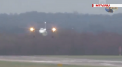 Clipe de cosmar pentru sute de pasageri care au aterizat cu avionul pe aeroportul din Dusseldorf. Din cauza rafalelor puternice de vant, aparatul de zbor a fost purtat dintr-o parte in alta - VIDEO