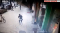 Imagini care iti fac inima sa stea in loc vin din China, unde o femeie aproape ca a fost strivita de un panou publicitar. Constructia imensa cade peste ea si o acopera - VIDEO