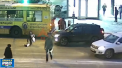 A fost lovita de o masina, aruncata la un metru, dar s-a ridicat si a mers mai departe. Reactia unei femei din Rusia, lovita de un automobil pe o trecere de pietoni - VIDEO
