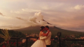 Eruptia vulcanica din Filipine, surprinsa intr-o sedinta foto de nunta. Doi indragostiti s-au fotografiat la cativa kilometri distanta de vulcan - VIDEO