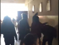Elev batut pe holul scolii de mamele unor colegi de clasa - VIDEO