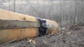 Trei vagoane ale unui tren de marfa care transporta motorina au deraiat in aceasta dimineata in judetul Mehedinti, Romania - VIDEO