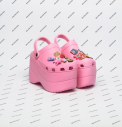 Sabotii model Crocs, vanduti de Balenciaga la un pret de lux. Brandul a fost ridiculizat