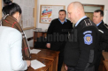 Un batran a gasit un teanc de bani intr-un bazar din Suceava, Romania si i-a predat unui politist