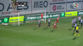 Un suporter al echipei Boavista a fost unul din antieroii formatiei sale: acesta a fluturat steagul clubului in fata camerei, exact in momentul in care echipa sa a incasat un gol din offside