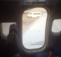 Pasageri invinuiti dupa ce usa unei aeronave s-a desprins in timpul aterizarii - VIDEO