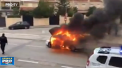 O masina in flacari le-a dat batai de cap pompierilor. In timp ce acestia incercau sa stinga incendiul, vehiculul a luat-o la vale - VIDEO