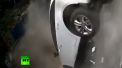 Imagini spectaculoase cu o masina care cade de la etajul doi al unei parcari