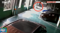 Momentul in care o masina cade de la al doilea etaj al unei parcari. A daramat un perete, iar autoturismul a aterizat cu rotile in sus - VIDEO