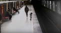 Copil de doi ani, salvat dupa ce a cazut pe sinele de metrou intr-o statie din Milano - FOTO si VIDEO
