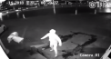 A vrut sa sparga vitrina unui magazin cu caramida, dar a spart... capul complicelui sau. Cei mai ghinionisti hoti din lume au fost filmati cu o camera de supraveghere, in China - VIDEO