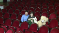 Un spectacol obisnuit la teatrul Mihai Eminescu s-a incheiat cu o scena de dragoste neobisnuita. Un tanar si-a chemat iubita pe scena si a cerut-o de sotie - VIDEO