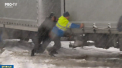 Iarna isi arata capriciile si in Romania. A nins puternic, au cazut copaci, iar sate intregi au ramas fara curent electric. In aceste conditii, nu s-a trecut fara accidente - VIDEO