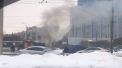 Soferul unui excavator din Sankt Petersburg a fost pentru cateva minute in rol de pompier. Vazand ca un automobil este cuprins de flacari, acesta a turnat zapada peste vehicul - VIDEO