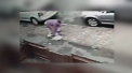 Furt violent in plina strada, in Anglia. Adolescenta trantita la pamant de un barbat