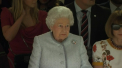 Regina Elisabeta a II-a a Marii Britanii este in pas cu moda. Monarhul, in varsta de 91 de ani, a participat pentru prima data la Saptamana Modei de la Londra - VIDEO