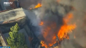 Un incendiu devastator a cuprins un bloc de locuit din Los Angeles. Peste 100 de pompieri au fost antrenati sa potoleasca flacarile - VIDEO