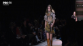 Saptamana modei de la Milano a adus pe podium doua colectii pline de culoare si eleganta. Casa de moda Prada si-a croit tinutele cu gandul la femeia senzuala, dar puternica - VIDEO