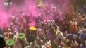Sfarsitul iernii a fost marcat foarte colorat in India. Localnicii au organizat o petrecere in strada, la care au avut voie sa arunce unii in altii cu prafuri colorate - VIDEO