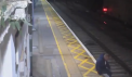 Momentul in care un barbat beat se salveaza, inainte sa fie calcat de tren - VIDEO