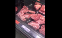 Soarece filmat intr-un supermarket din Romania, plimbandu-se printre carne: "Va musca, nu puneti mana" - VIDEO