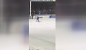 Un fotbalist a dat o mana de ajutor la deszapezirea terenului, dupa ce arbitrul a oprit pentru cateva minute partida din cauza ninsorii - VIDEO