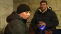 Dupa lucru, cu baietii la o bere, afara la -15 grade Celsius. Cativa barbati, surprinsi in timp ce beau bere in fata unui magazin din capitala: "Nu-i frig, e foarte normal si bine" - VIDEO