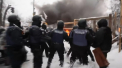 Ciocniri violente in fata Radei Supreme de la Kiev: sute de politisti au luat cu asalt corturile instalate toamna trecuta in fata parlamentului ucrainean, iar activistii au opus rezistenta - VIDEO