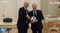 In plina campanie electorala Vladimir Putin s-a apucat de fotbal. Acesta s-a filmat intr-un spot de promovare a Campionatul Mondial din aceasta vara: a jonglat cu o minge alaturi de presedintele FIFA - VIDEO