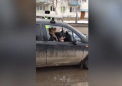 Incident uluitor pe o strada din orasul rusesc Sterlitamak. O soferita beata si-a distrus masina cu toporul dupa ce a oprit-o politia - VIDEO