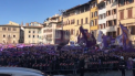 Peste 20 de mii de oameni au venit sa-si ia adio de la Davide Astori, fotbalistul decedat recent. Suporterii echipei Fiorentina si jucatori renumiti au venit sa-l conduca, pe ultimul drum