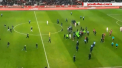 Nebunie, la un meci de fotbal din Franta. Lille a scos doar o remiza si a ajuns pe locul 19, in campionat. Ce au facut fanii - VIDEO