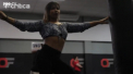 O femeie a invins un barbat in MMA, in premiera. Performanta ii apartine unei tinere transgen din Brazilia, care a iesit in cusca impotriva unui barbat si a castigat lupta - VIDEO