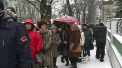 Pe frig si ninsoare rusii din Republica Moldova au stat la coada minute in sir, la sectiile de votare, ca sa-si aleaga presedintele: "El va fi invingator" - VIDEO