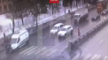 Imagini tulburatoare surprinse intr-un oras din Rusia. Mai multe persoane, lovite in plin de o ambulanta pe o trecere de pietoni. Cel putin doua persoane au avut de suferit - VIDEO